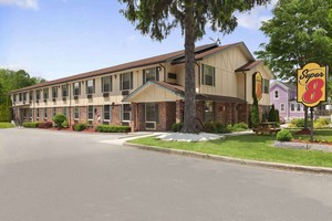 Hotel SUPER 8 BY WYNDHAM LEE/BERKSHIRES/OUTLET AREA