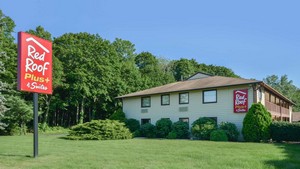 Hotel RED ROOF PLUS+ & SUITES GUILFORD