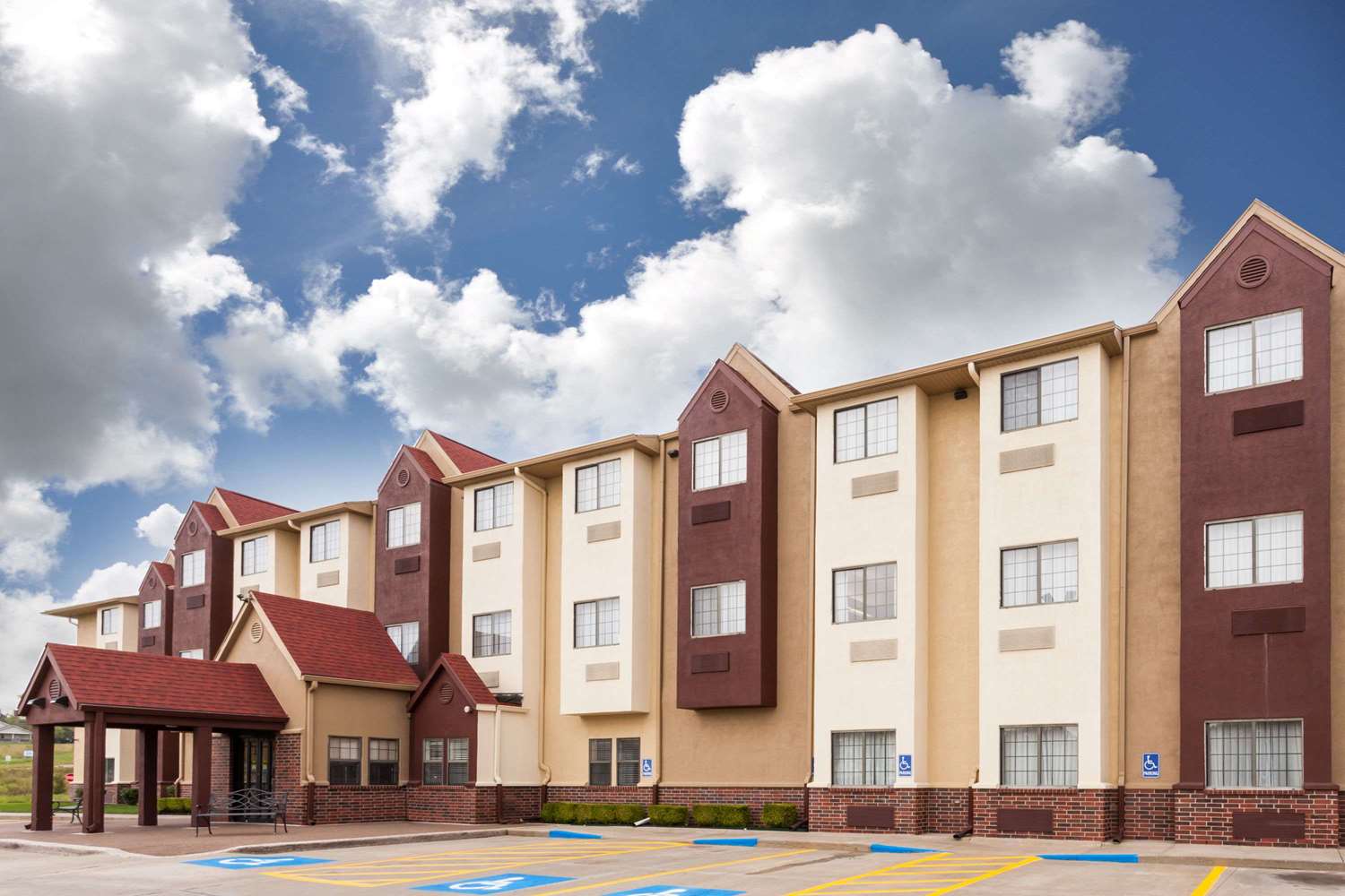 Hotel DAYS INN - NEAR KANSAS SPEEDWAY