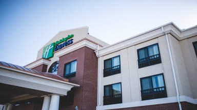 Hotel HOLIDAY INN EXPRESS & SUITES MORTON PEORIA AREA