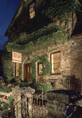 Hotel MAISON FLEURIE, A FOUR SISTERS INN