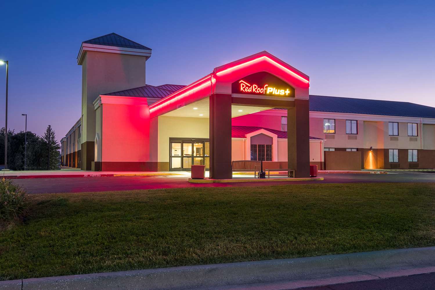 Hotel RED ROOF PLUS+ BENTONVILLE