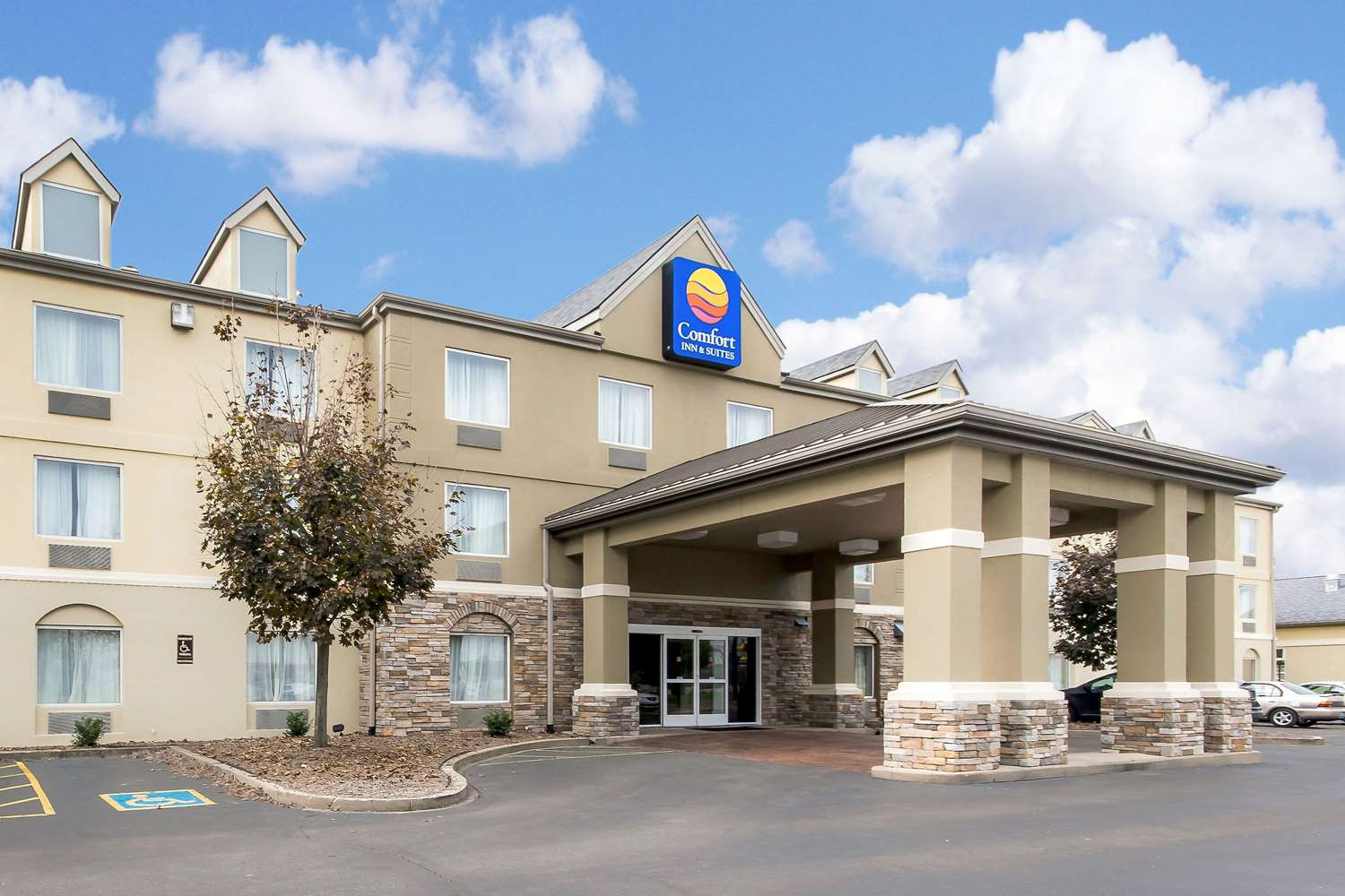 Hotel COMFORT INN & SUITES AIRPORT AND EXPO