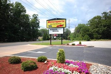Hotel MOTORSPORTS INN AND SUITES