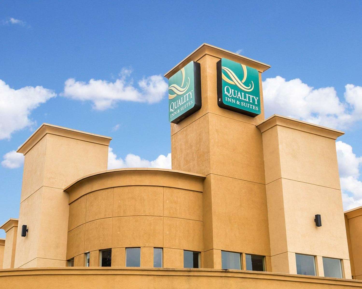 Hotel QUALITY INN AND SUITES WEST WATERPARK