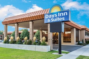 Hotel DAYS INN & SUITES BY WYNDHAM LOGAN