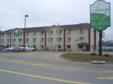 Hotel QUINCY INN AND SUITES