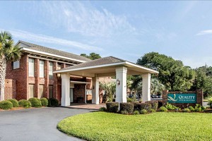 Hotel QUALITY INN & SUITES NEAR JEKYLL ISLAND BEACH