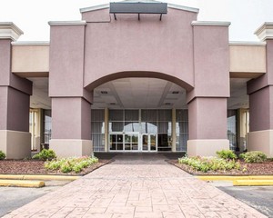 Hotel QUALITY INN & SUITES AIRPARK EAST