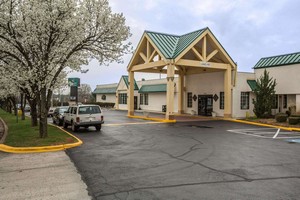 Hotel QUALITY INN & SUITES HANES MALL