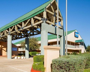 Hotel RODEWAY INN & SUITES FIESTA PARK