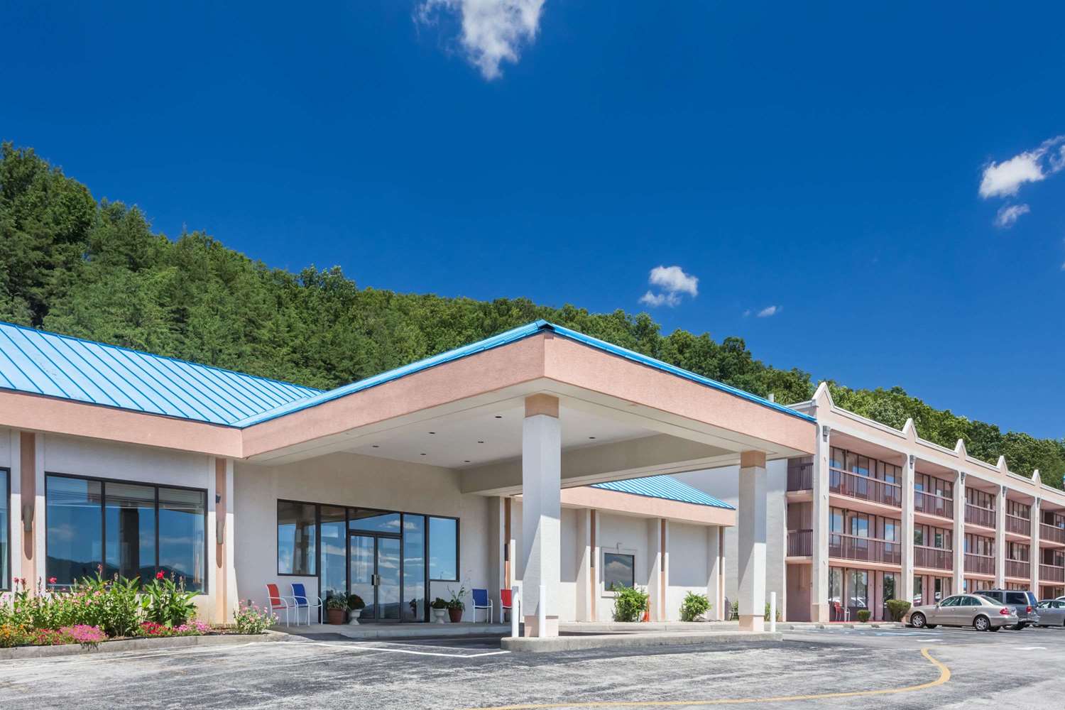 Hotel HOWARD JOHNSON INN AND CONFERENCE CENTER SALEM