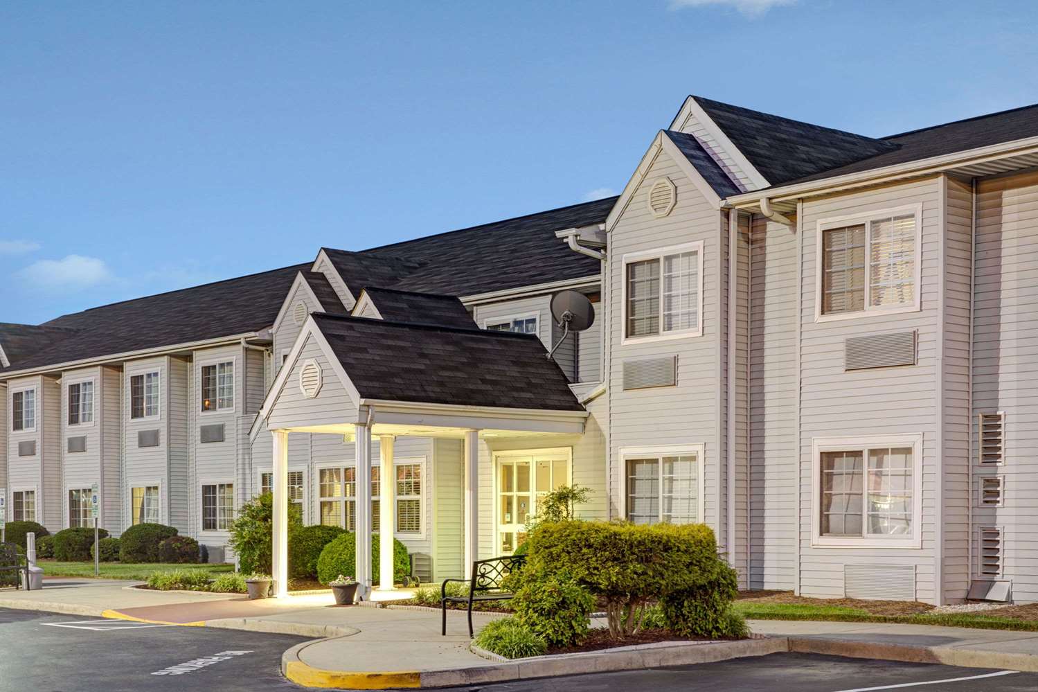 Hotel MICROTEL INN & SUITES BY WYNDHAM BURLINGTON