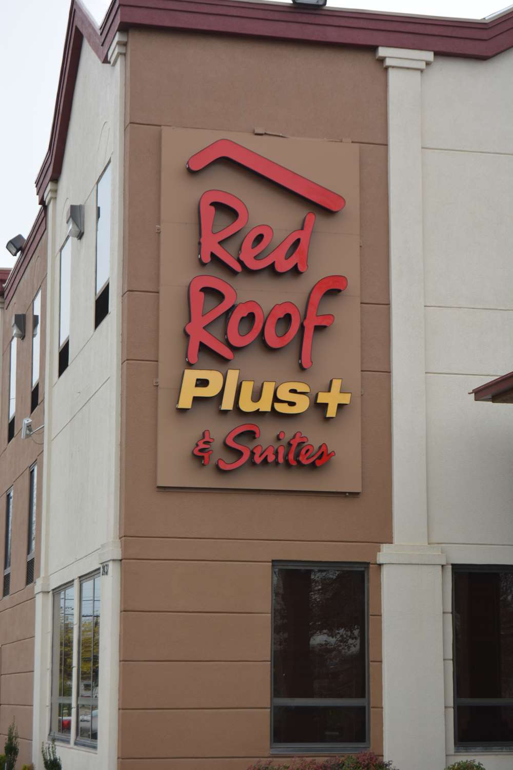 Hotel RED ROOF PLUS AND SUITES CHATTANOOGA