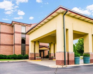 Hotel QUALITY INN & SUITES SELLERSBURG