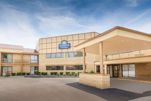 Hotel DAYS INN & SUITES BY WYNDHAM, MADISON HEIGHTS MI