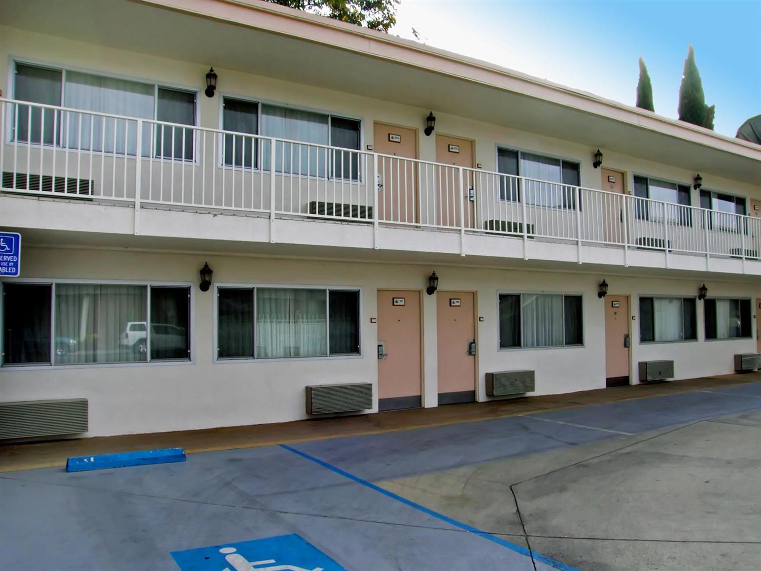 Hotel AMERICAS BEST VALUE INN VISALIA