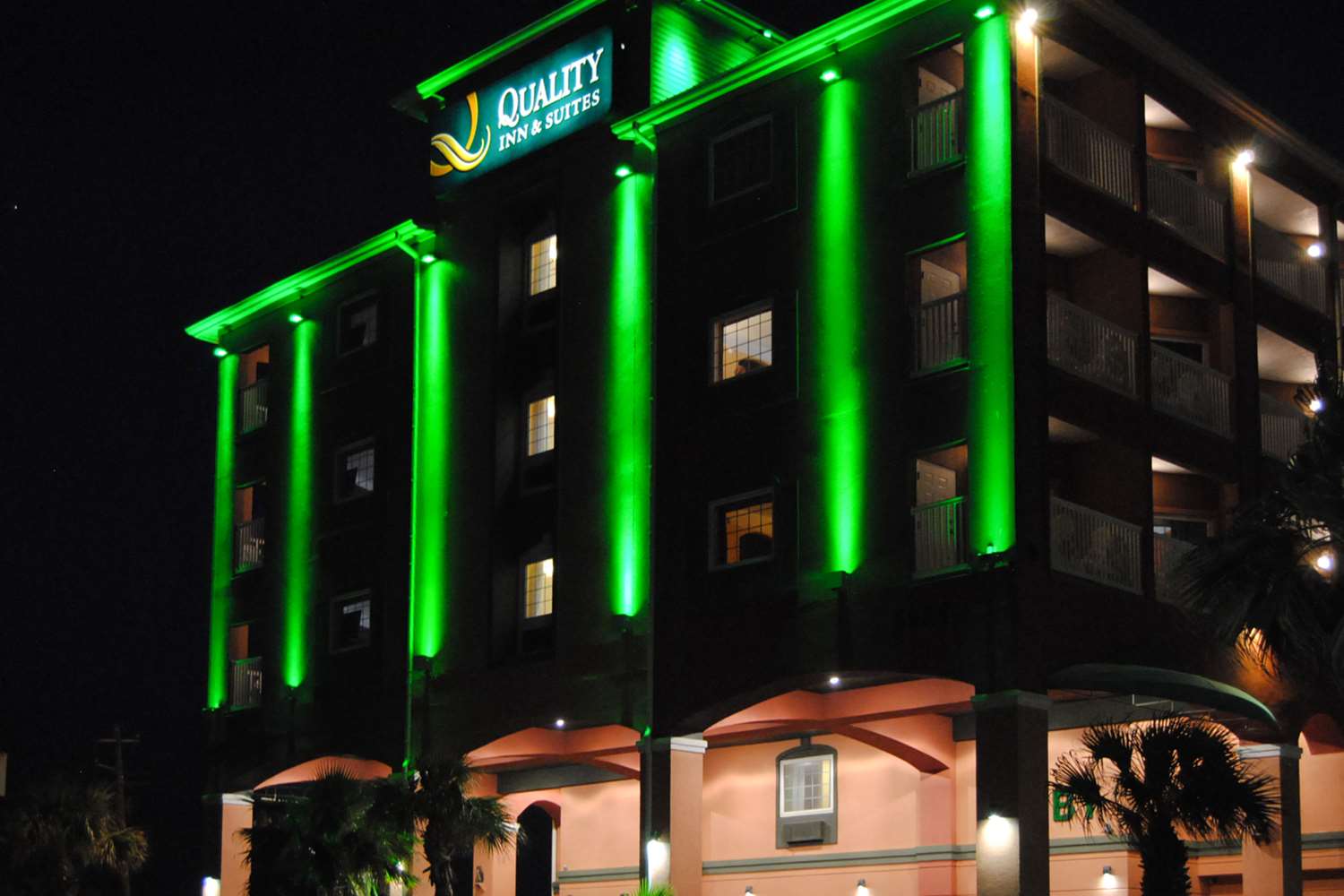 Hotel QUALITY INN & SUITES BEACHFRONT