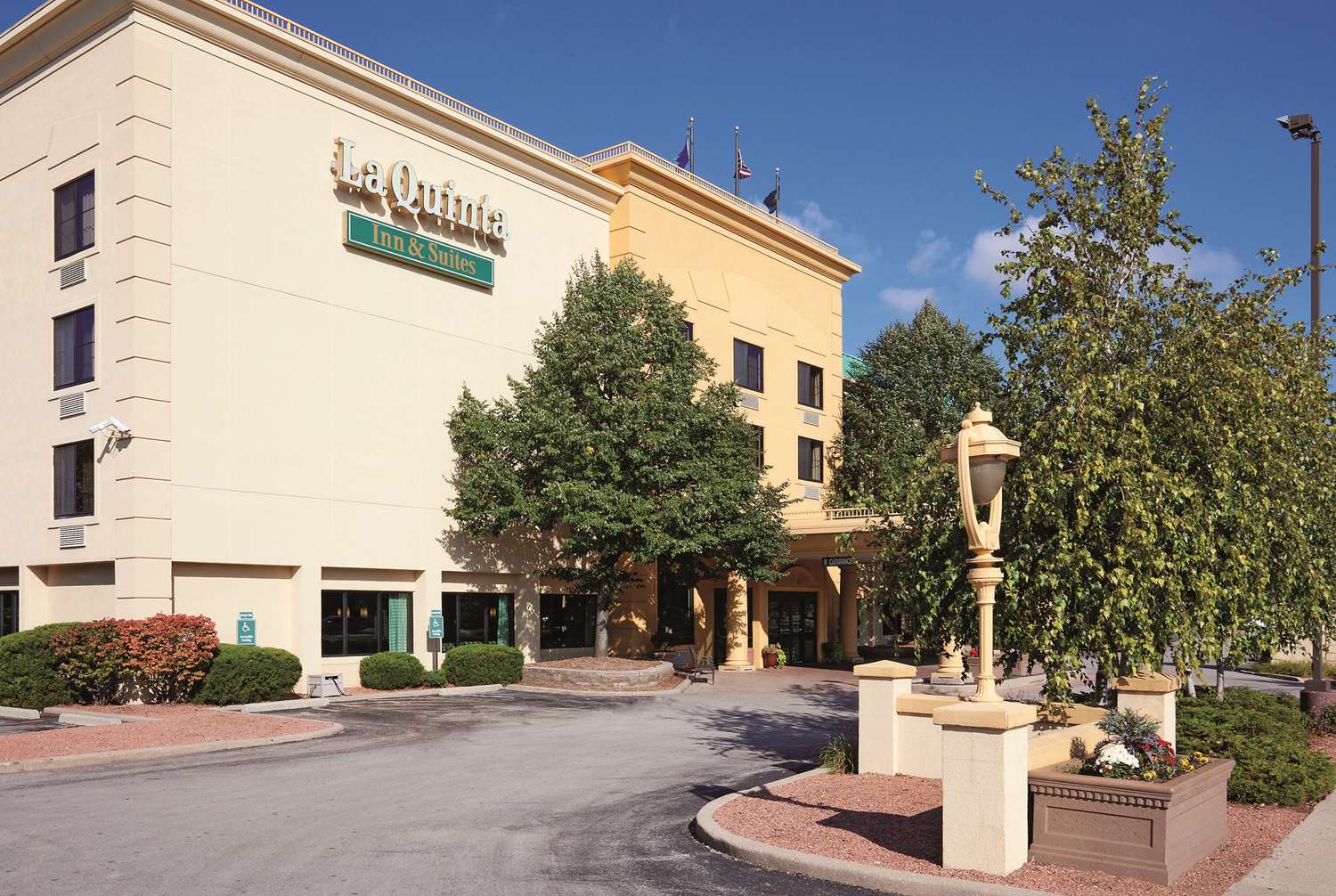 Hotel LA QUINTA INN & SUITES MILWAUKEE BAYSHORE AREA