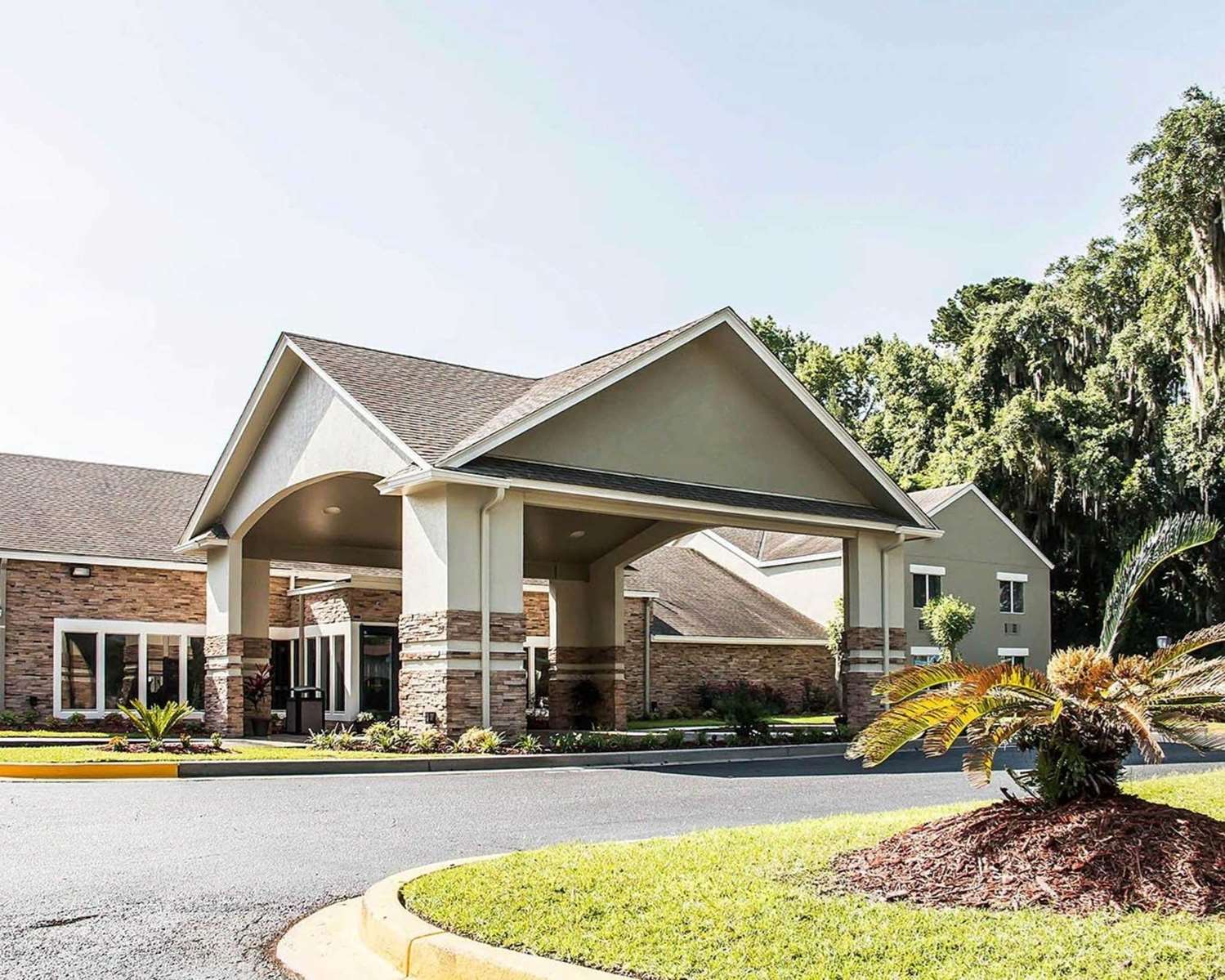Hotel CLARION INN AND SUITES SAVANNAH MID