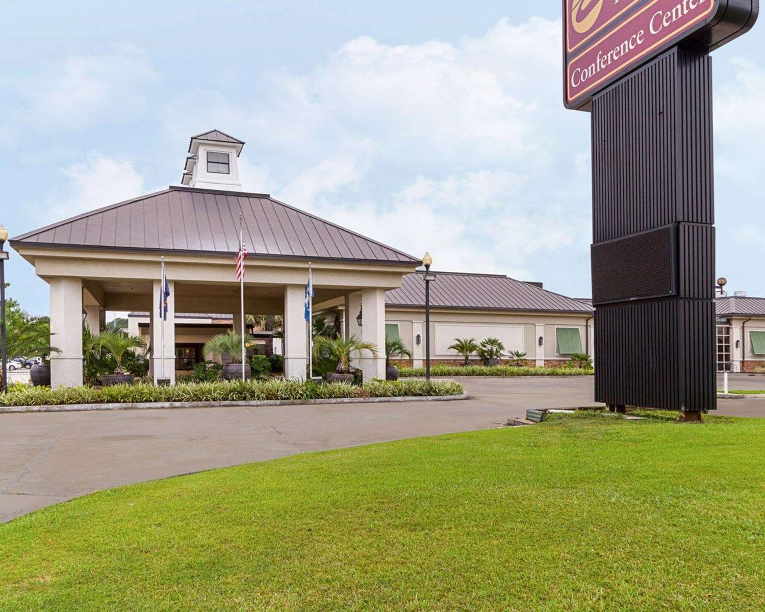 Hotel CLARION INN & SUITES CONFERENCE CENTER