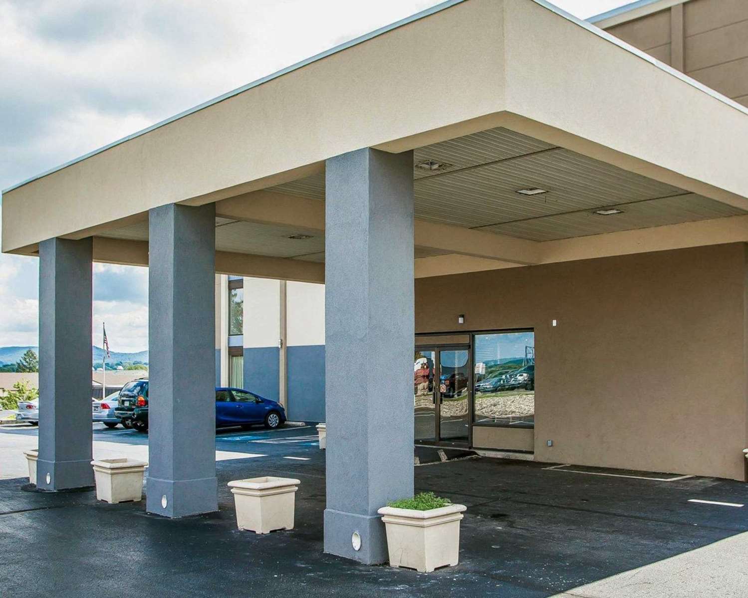 Hotel QUALITY INN & SUITES OUTLET VILLAGE