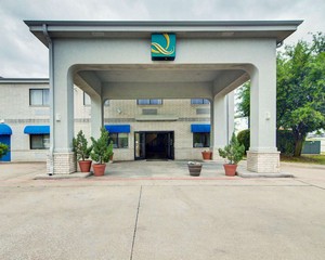 Hotel QUALITY INN & SUITES