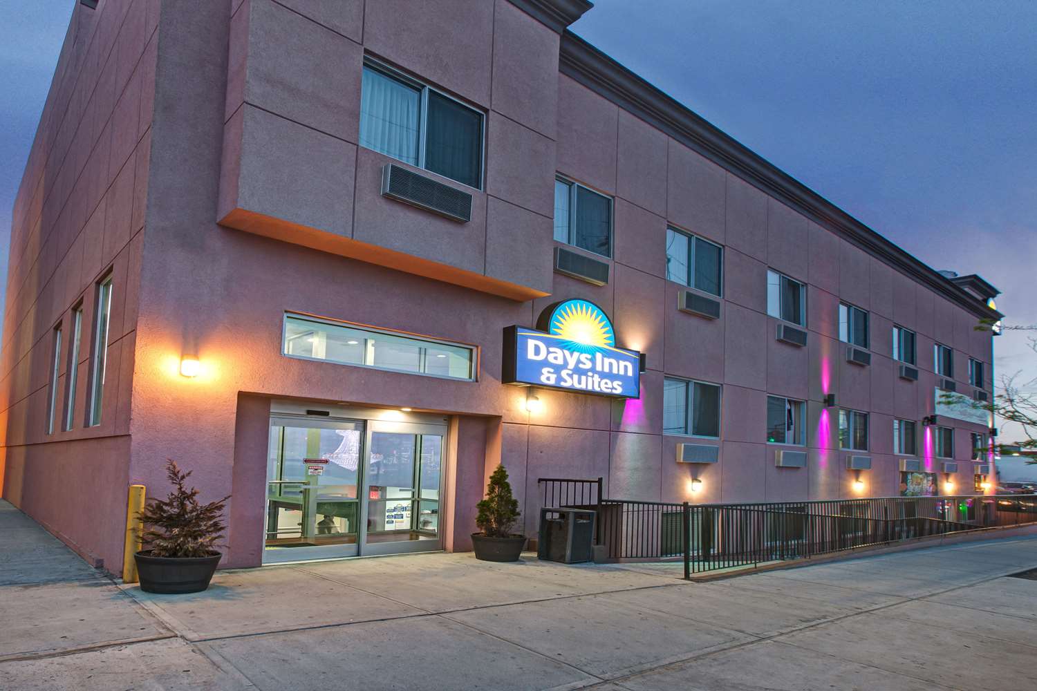 Hotel DAYS INN & SUITES OZONE PARK/JFK AIRPORT