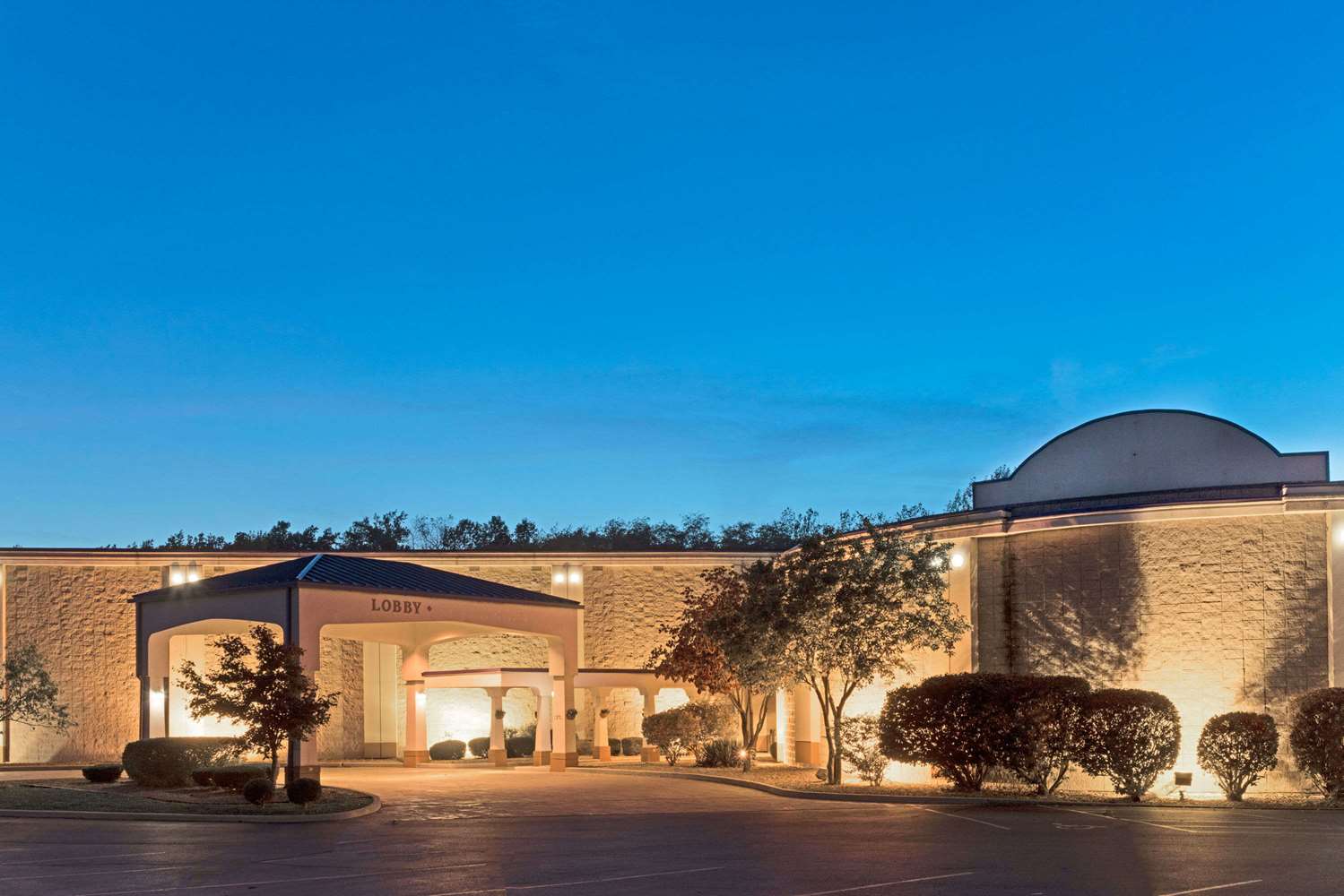 Hotel HOWARD JOHNSON BY WYNDHAM SPRINGFIELD HOTEL & SUITES