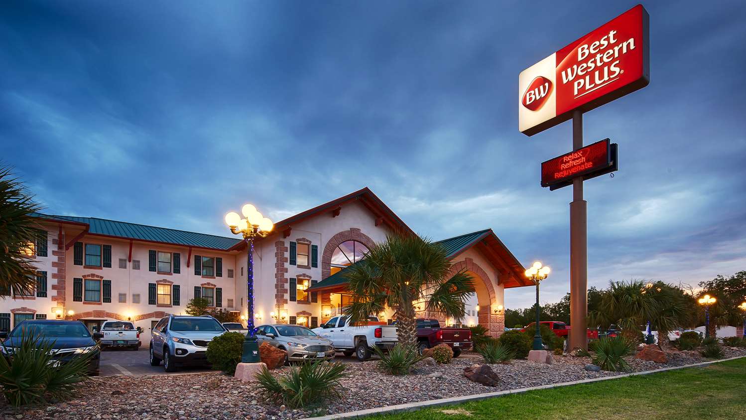 Hotel BEST WESTERN PLUS SWISS CHALET HOTEL & SUITES