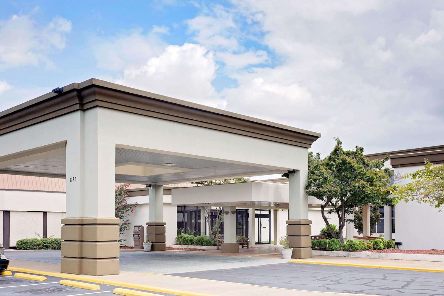 Hotel DAYS INN BY WYNDHAM MONTGOMERY NEAR AUM