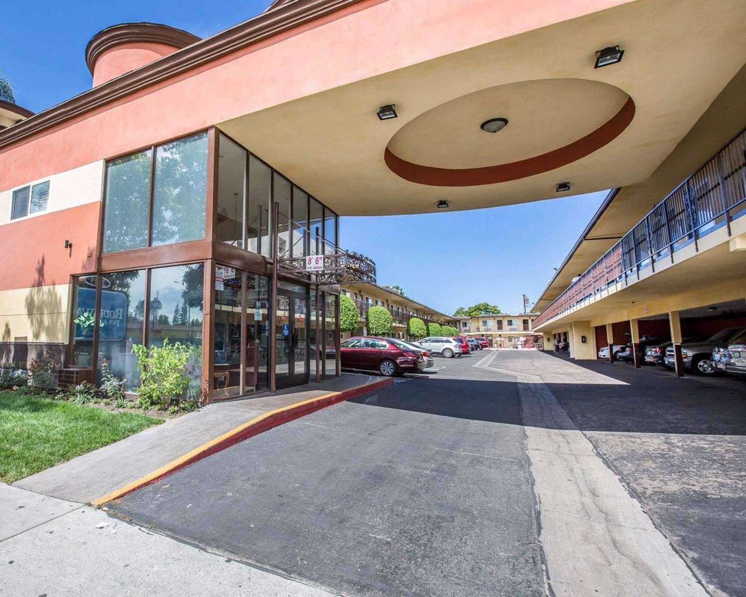 Hotel RODEWAY INN & SUITES NEAR CONVENTION CENTER