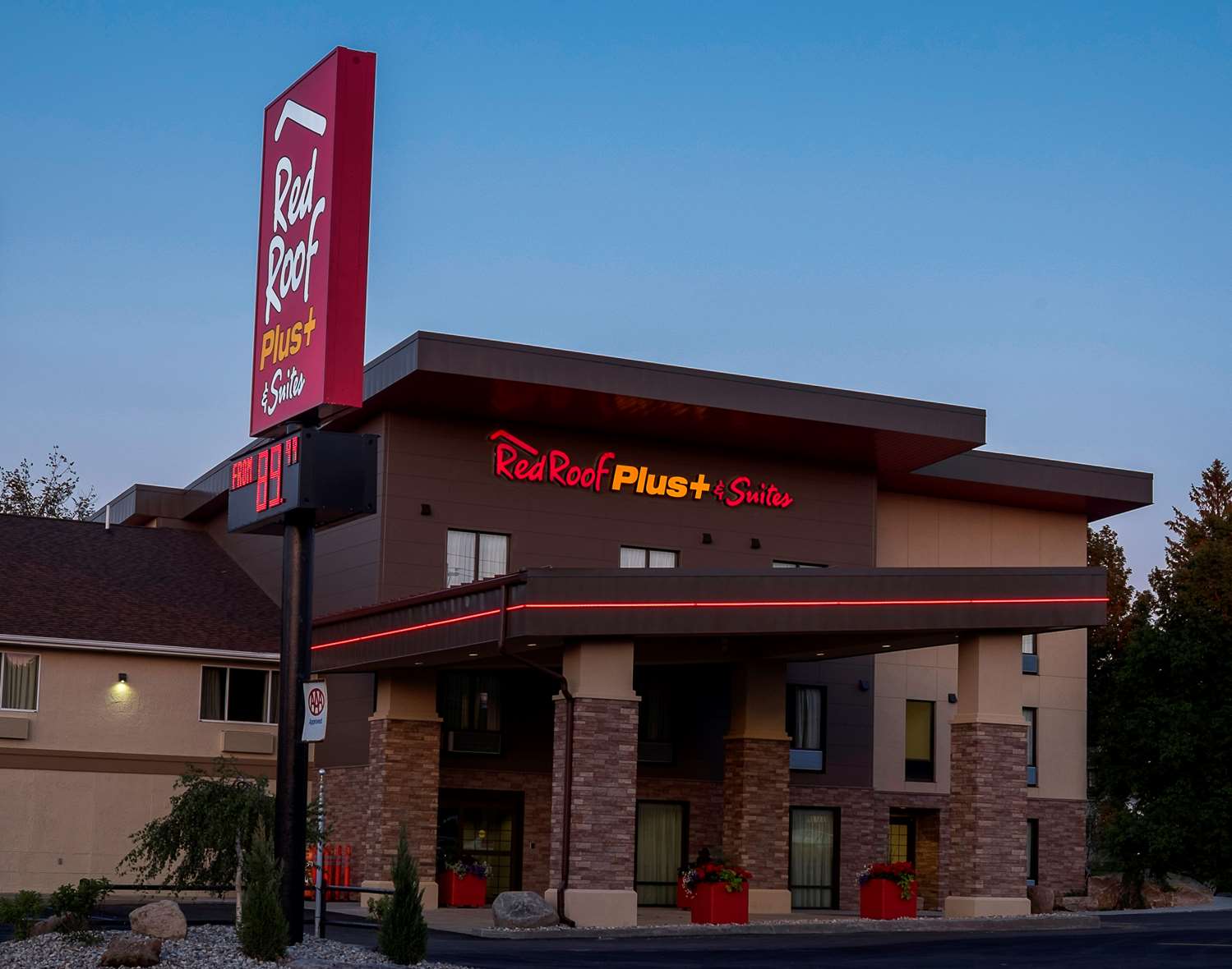 Hotel RED ROOF PLUS+ & SUITES MALONE