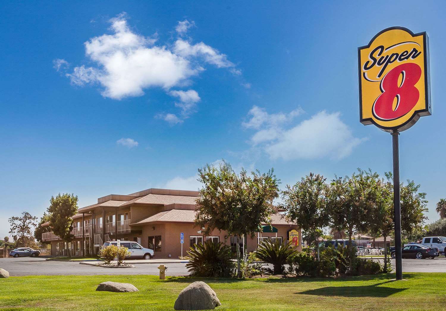 Hotel SUPER 8 LINDSAY OLIVE TREE