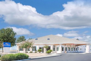 Hotel BAYMONT INN & SUITES WILLOWS