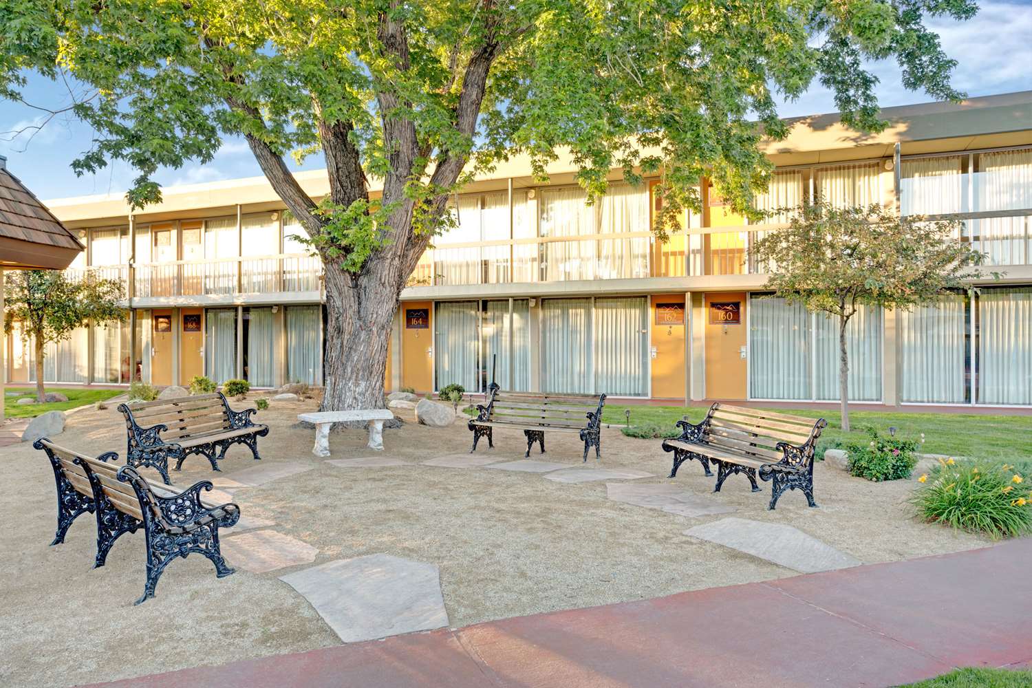 Hotel SUPER 8 MEADOW WOOD COURTYARD