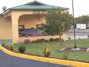 Hotel OZARK INN