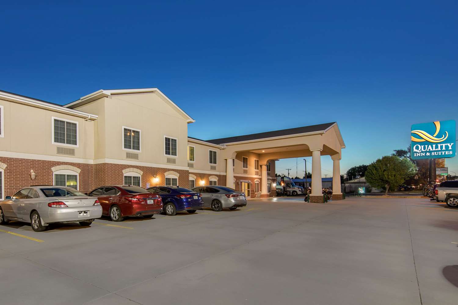 Hotel QUALITY INN AND SUITES