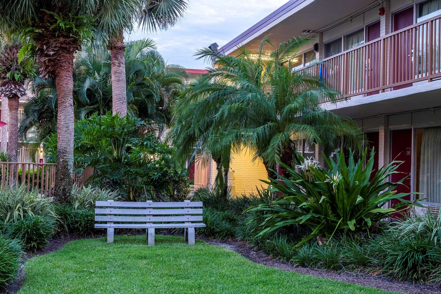 Hotel RED ROOF PLUS & SUITES NAPLES