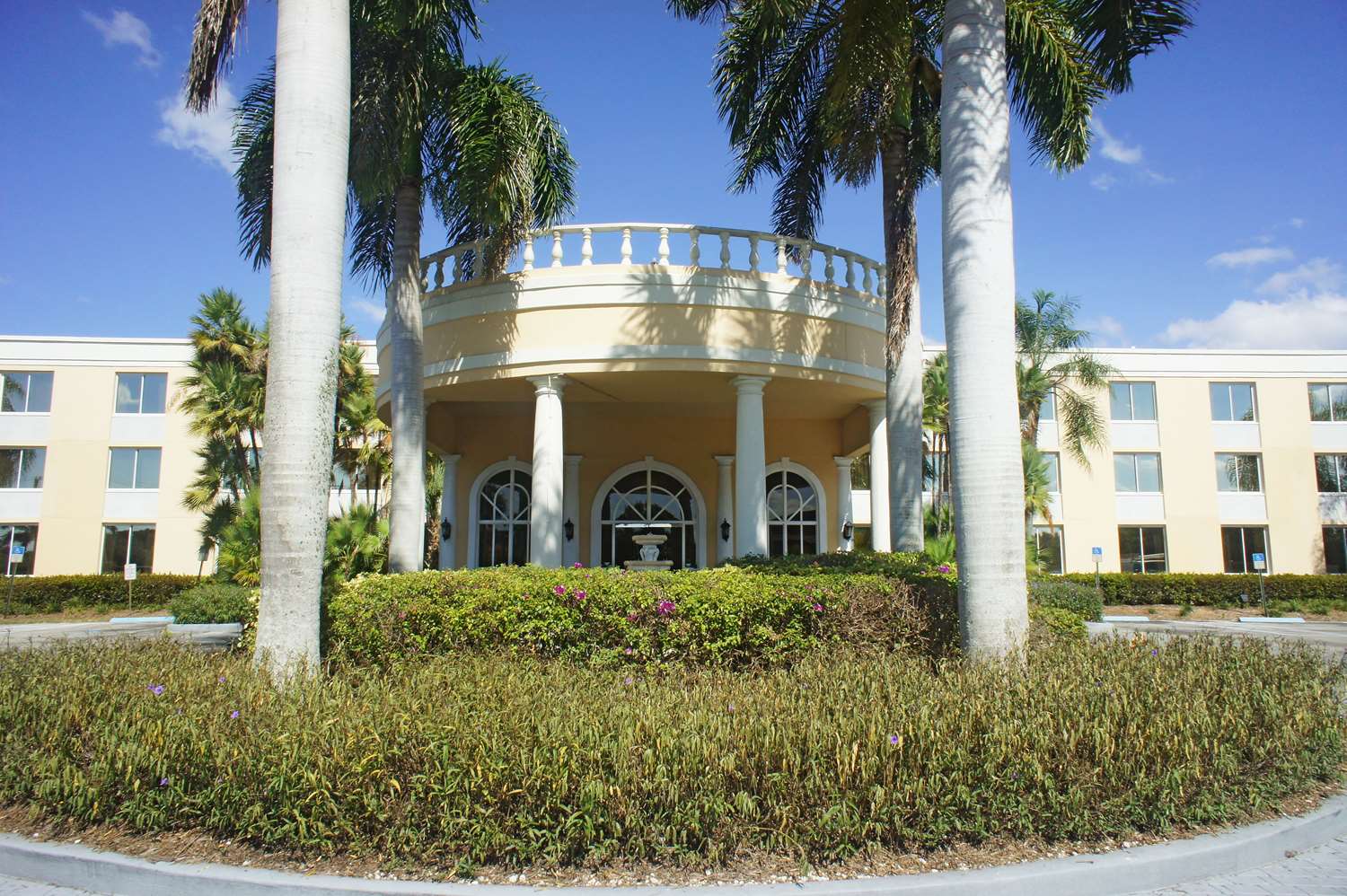 Hotel LA QUINTA INN & SUITES NAPLES DOWNTOWN