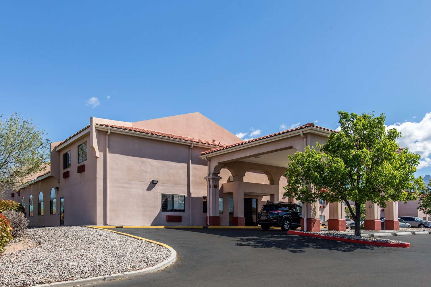Hotel QUALITY INN AND SUITES