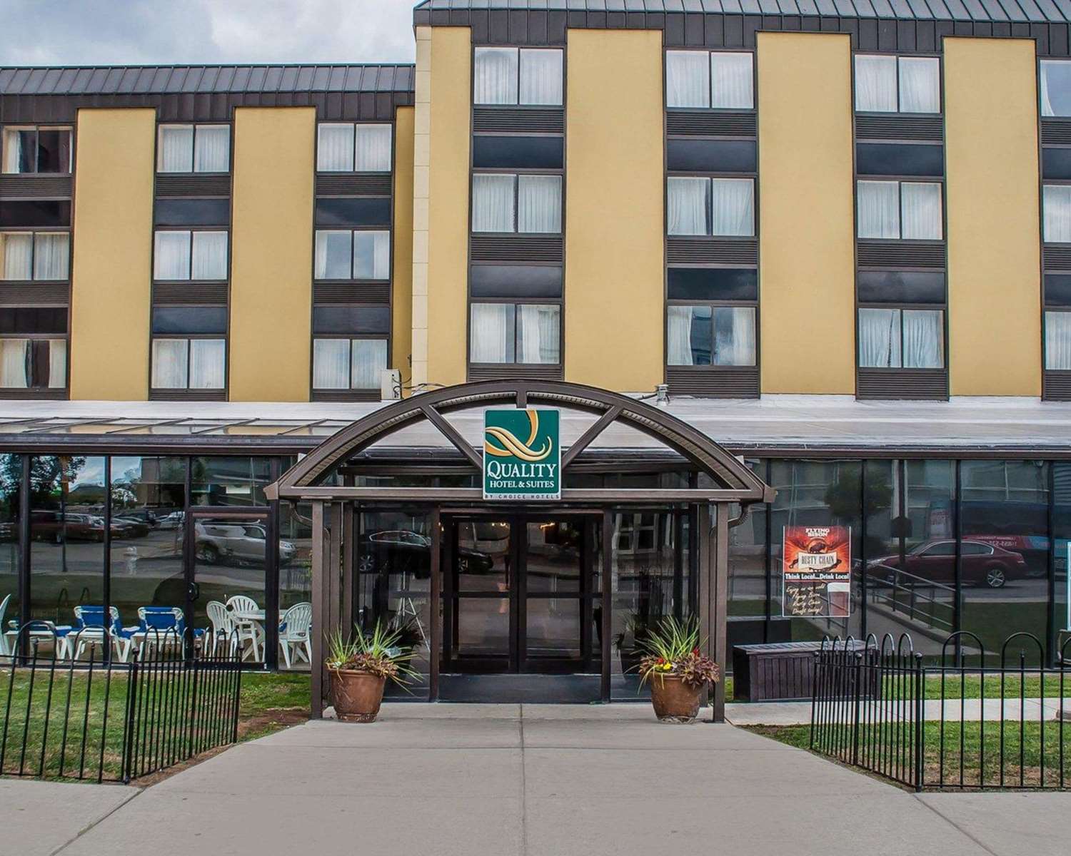 Hotel QUALITY HOTEL & SUITES AT THE FALLS