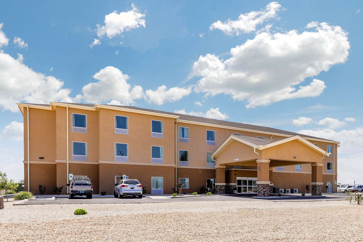 Hotel QUALITY INN AND SUITES