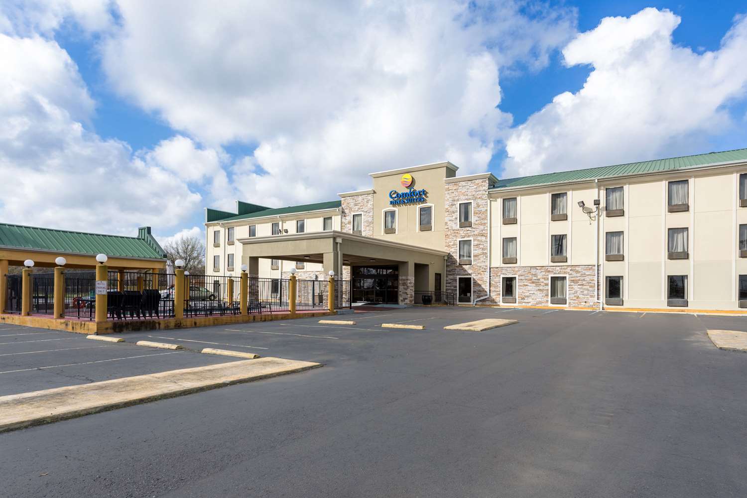 Hotel COMFORT INN AND SUITES AIRPORT