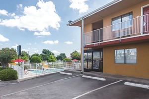 Hotel DAYS INN & SUITES BY WYNDHAM A