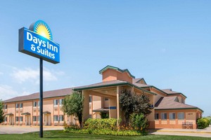 Hotel DAYS INN & SUITES BY WYNDHAM, WICHITA