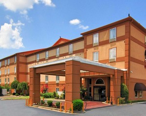 Hotel QUALITY SUITES I-240 EAST-AIRPORT