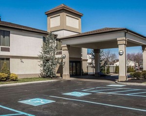 Hotel QUALITY INN & SUITES NJ STATE CAPITAL AREA