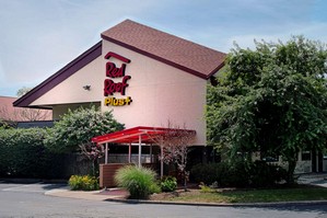 Hotel RED ROOF PLUS+ WEST SPRINGFIELD