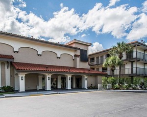Hotel QUALITY INN & SUITES BY THE PARKS